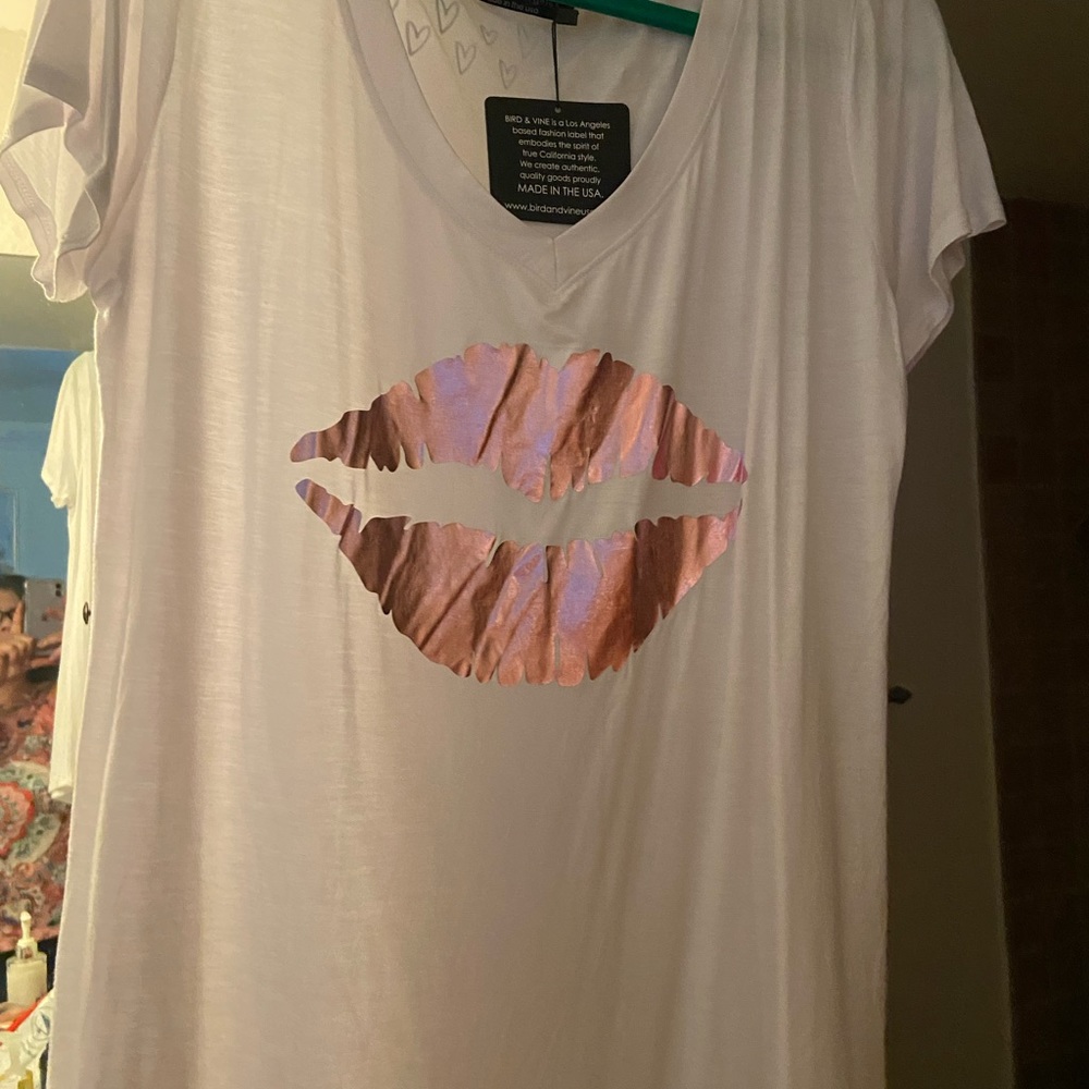 BRAND NEW- T-shirt with lips appliqué